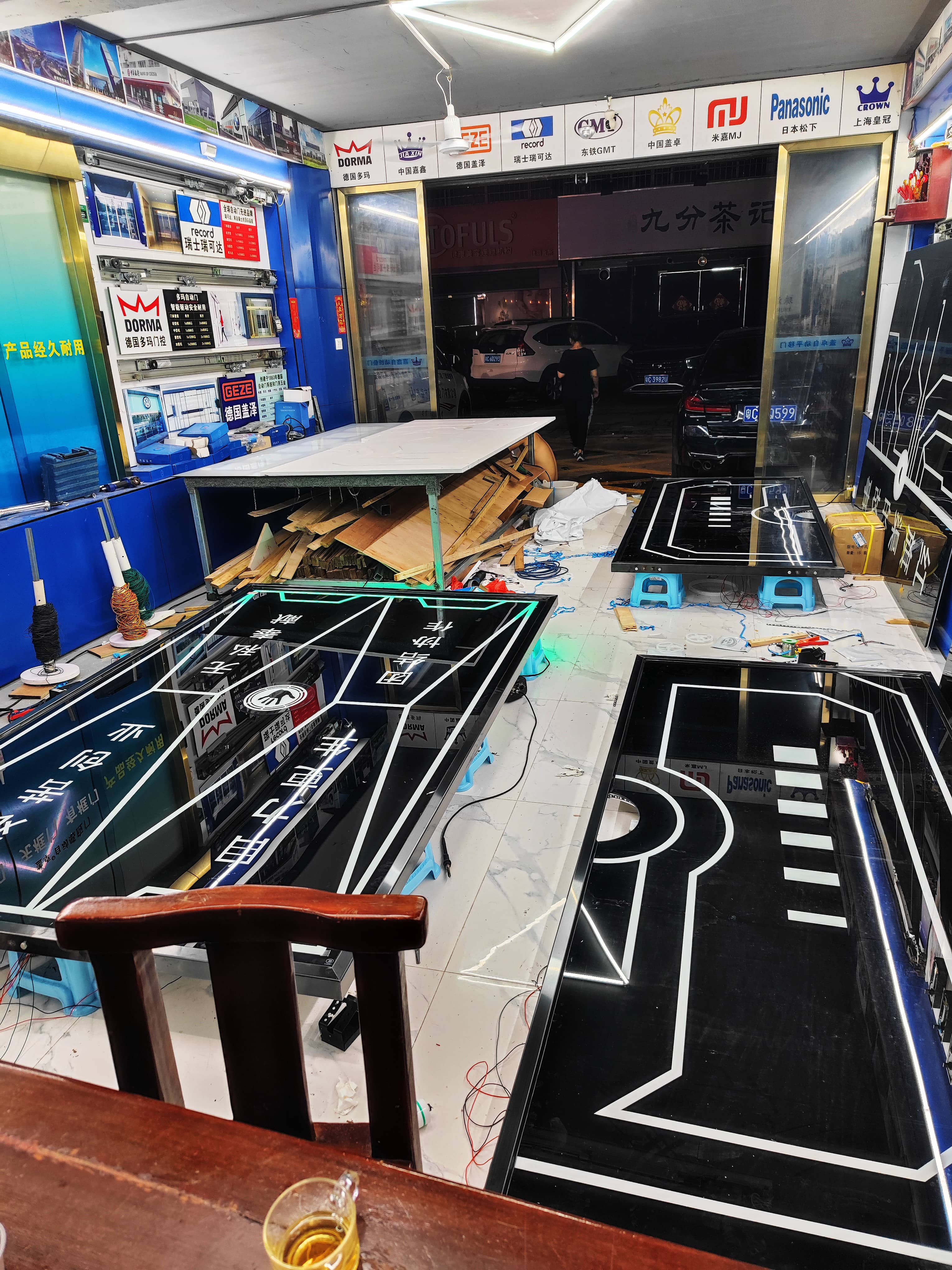 科技炫酷手掌感应发光门设计方案